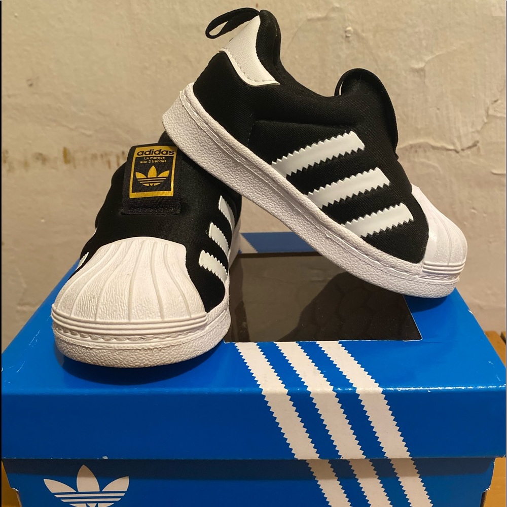Adidas shell top slip-on for baby. Black and white